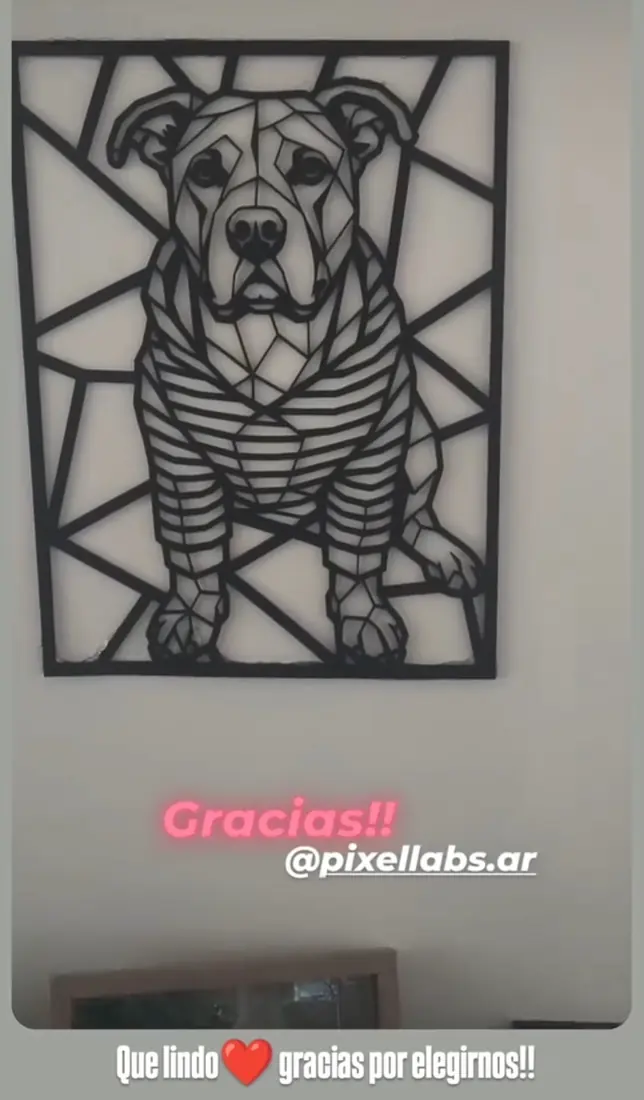 Retrato de un perro en corte láser ya colgado en la pared de un cliente