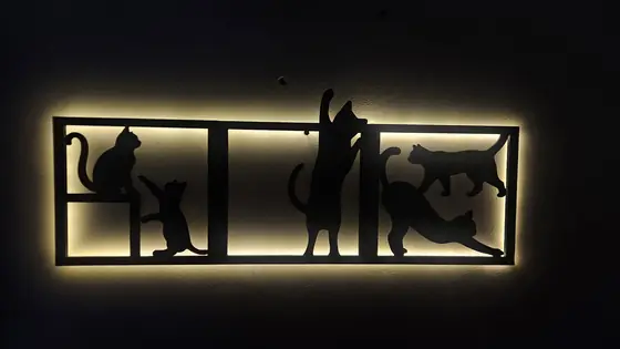 Cuadro tríptico de gatos en corte láser con iluminación LED cálida — Pixel Labs