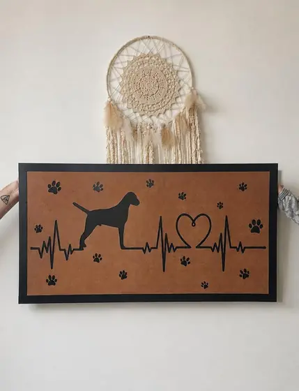 Cuadro de latido cardíaco con silueta de perro, corazón y huellas en corte láser - Pixel Labs