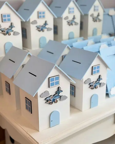 Alcancía Casita con Avión, souvenir infantil personalizado en corte láser - Pixel Labs