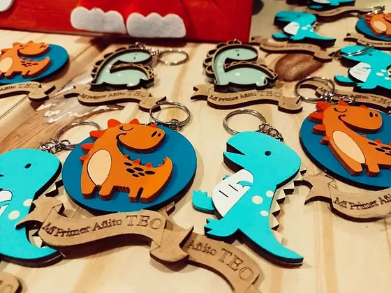 Llavero Dinosaurio Mi Primer Añito, souvenir infantil personalizado en corte láser - Pixel Labs