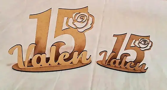 Cartel 15 con Rosa, souvenir personalizado para fiesta de 15 años en corte láser - Pixel Labs